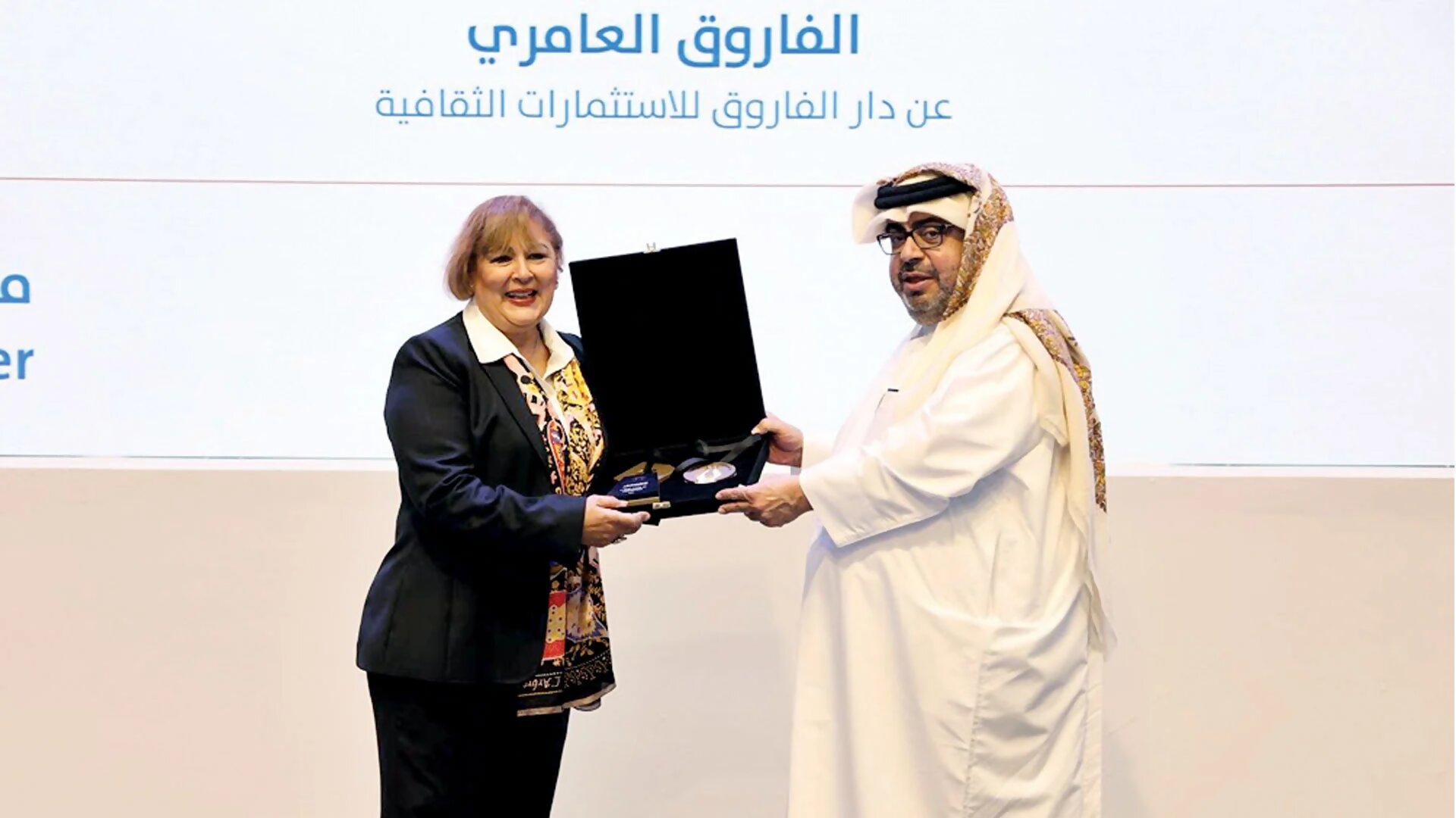 وكالة الأنباء القطرية  تتويج الفائزين بجائزة الدكتور عبد العزيز المنصور علي هامش معرض الدوحة